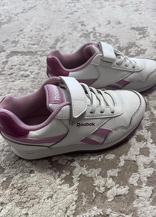 Білі кросівки від reebok