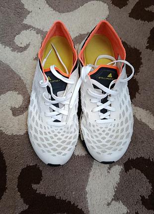 Кроссовки adidas.