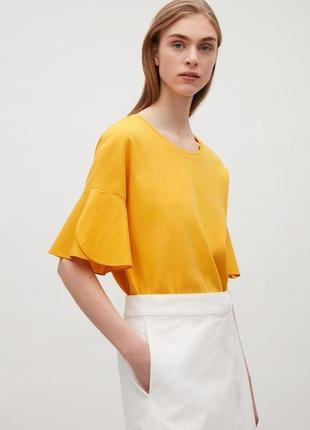 Яскраво жовта футболка cos з цікавими рукавчиками і кроєм