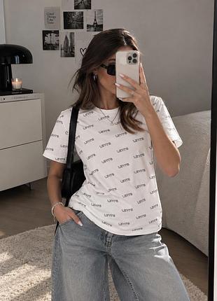 Жіноча біла футболка бренду levis