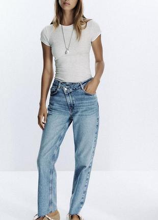 Стильні джинси з високою посадкою та асиметричною застібкою zara.