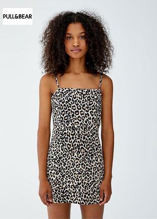 Мини платье на бретелях с леопардовым принтом pull and bear