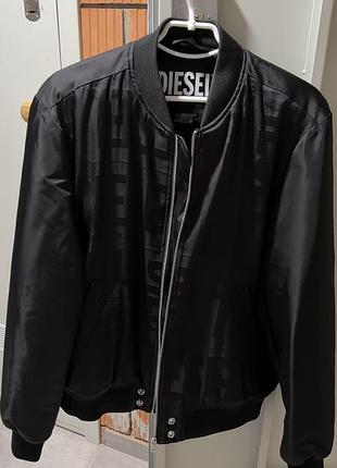 Чорний чоловічий бомбер diesel j-schmidz jacket з принтом-логотипом та застібкою-блискавкою.