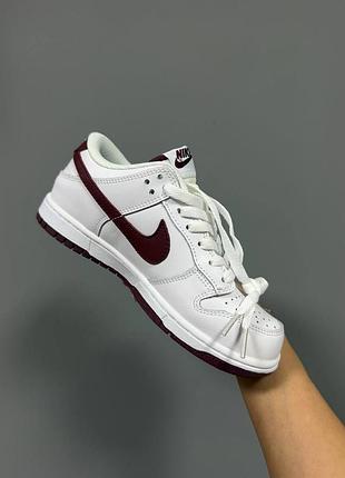 Nike sb dunk
“white / burgundy”