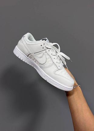 Nike sb dunk
“white lace pack”