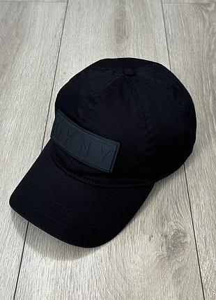 Кепка чорна dkny
