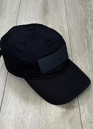 Кепка чорна dkny 3