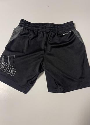 Чорні спортивні шорти adidas heather aeroready (відводить вологу), з сірими боковими вставками та великим логотипом.