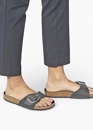 Серые замшевые сандалии birkenstock madrid big buckle с крупной металлической пряжкой.