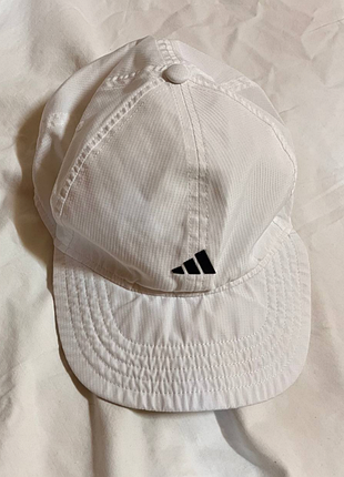 Белая спортивная кепка (бейсболка) adidas