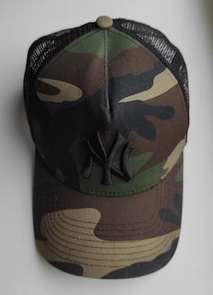 Комуфляжна кепка new era.