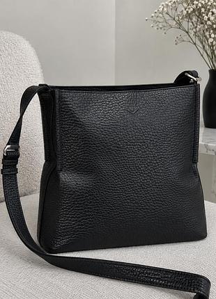 Шкіряної сумки німецького бренд voi leather design, виготовленої з текстурованої натуральної зернистий шкіри з тисненим логотипом.