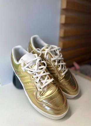 Кросівки rivalry low adidas золоті всесезони