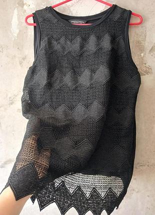 Черная майка dorothy perkins с ажурным зигзагообразным узором
элегантная черная безрукавка