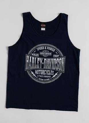 Вінтажна, чоловіча майка harley-davidson у темно-синьому кольорі з великим, фірмовим принтом. на передній частині розміщена масивна емблема harley-da