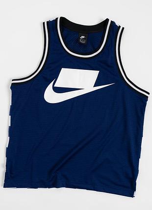 Чоловіча майка nike nsw у насиченому, темно-синьому кольорі з контрастною, чорно- білою окантовкою. на передній частині розташований, великий, білий л