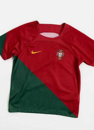 Футбольні щитки nike protegga attack premium з виразним, спортивним дизайном у чорно- сріблястому кольорі. передня частина має