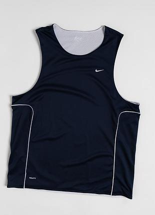 Оригінальна, чоловіча майка nike з двостороннім дизайном, яку можна носити різними сторонами залежно від образу. з одного боку — темно-синя