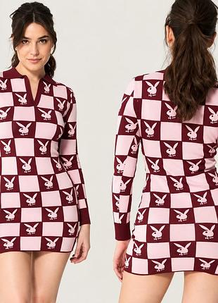 Жіноча, коротка сукня missguided x playboy з оригінальним, картатим візерунком у рожевому та бордовому кольорах. по всій поверхні розташований характ