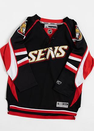 Хокейна джерсі reebok ottawa senators у класичному, чорному кольорі з контрастними, червоними та білими елементами. оригінальний дизайн