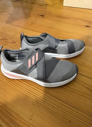 Adidas кросівки жіночі
