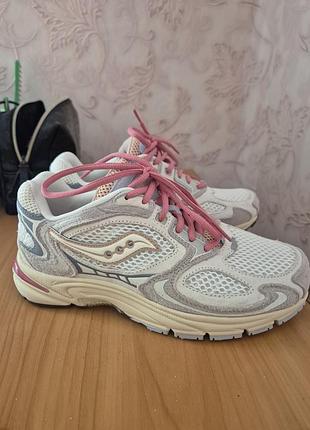 Продам новые кроссовки saucony