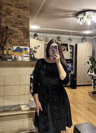 Блискуча сукня