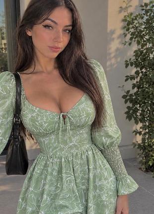 На фото зображена жіноча сукня в стилі «мілкмейд» (milkmaid dress) із колаборації брендів in the style x jac jossa.