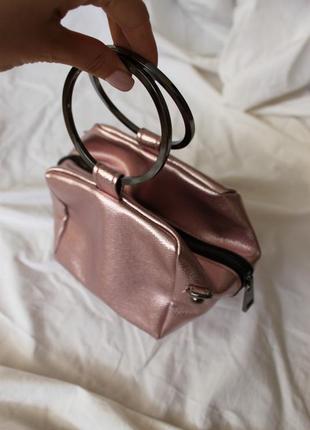 Розовая маленькая сумка на сменных ручках3 фото
