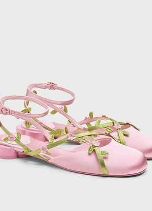Женские балетки в стиле charles & keith розовые с цветочным декором и ремешком на щиколотке