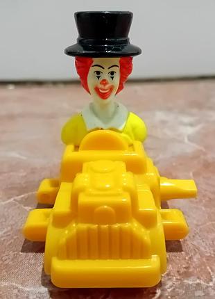 Ретро іграшка рональд макдональд в машині mcdonald's happy meal 2002