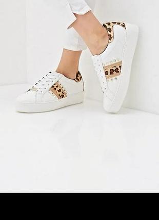 Кеды от бренда river island с леопардовым принтом и металлическими заклепками.