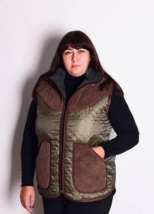 Женский теплый стеганный жилет с вставками букле и воротником 100 tm 50-62р. коричневый