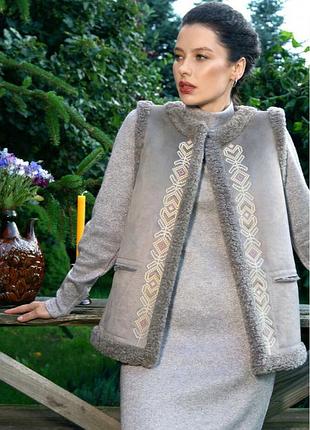 Жіночий жилет із екодубляжу з вишивкою seam mksmv140-515