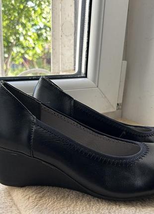 Туфли черные кожаные на танкетке zapato