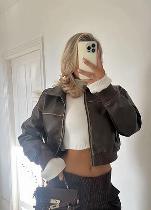 Коричнева куртка-бомбер із екошкіри бренду prettylittlething