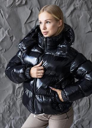Зимова лакова коротка куртка на пуху з капюшоном