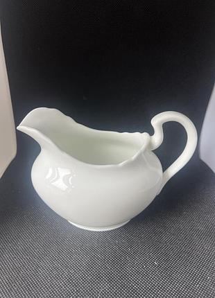 Молочник або соусник з порцеляни британського бренду aynsley (напис «aynsley england bone china»).