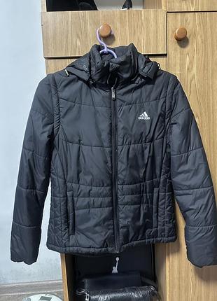 Курточка adidas жіноча чорна з капюшоном, ідеальний стан