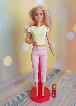 Класична лялька barbie від компанії mattel