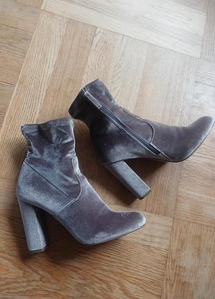Красивые ботильоны, сапоги на каблуке steve madden 40 размер