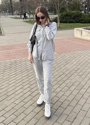 Сірий костюм з льону