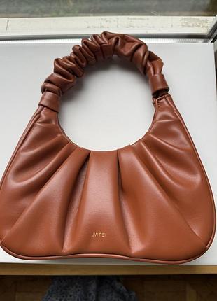 Сумка jw pei gabbi ruched hobo bag, nutella  оригінальна сумка jw pei gabbi у красивому теплому коричнево-коньячному відтінку nutella.
