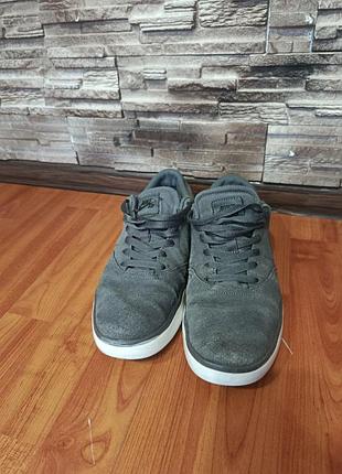 Кроссовки nike sb в сером цвете.