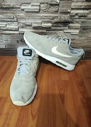 Серые кроссовки nike air max tavas.
.
