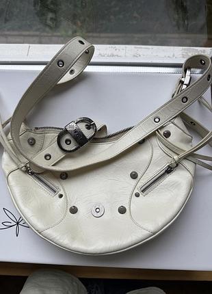 Jw pei tessa crushed shoulder bag, white  стильна сумка jw pei tessa crushed shoulder bag у молочно-білому кольорі.