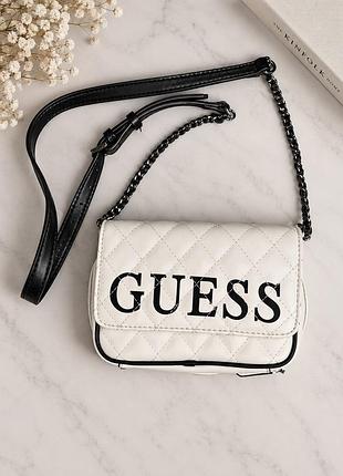 Сумка guess біла стьобана кросс-боді з ланцюжком