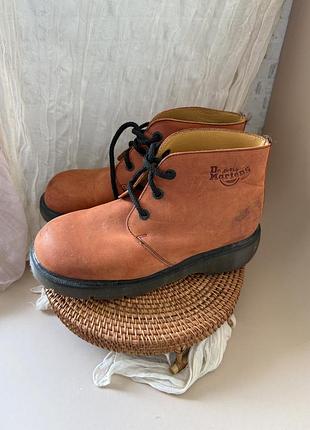 Помаранчеві вінтажні черевики dr. martens (модель 8348) із масивною підошвою та м'яким кантом на щиколотці.