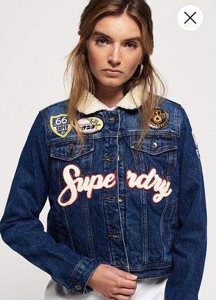 Джинсова утеплена куртка / шерпа superdry sherpa з патчами / нашивками