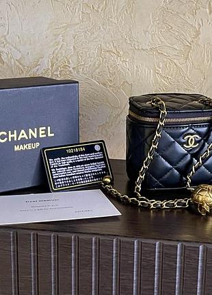 Чорна стібана міні-сумка-циліндр chanel vanity case із золотистою фурнітурою та ланцюжком із вплетеною шкірою